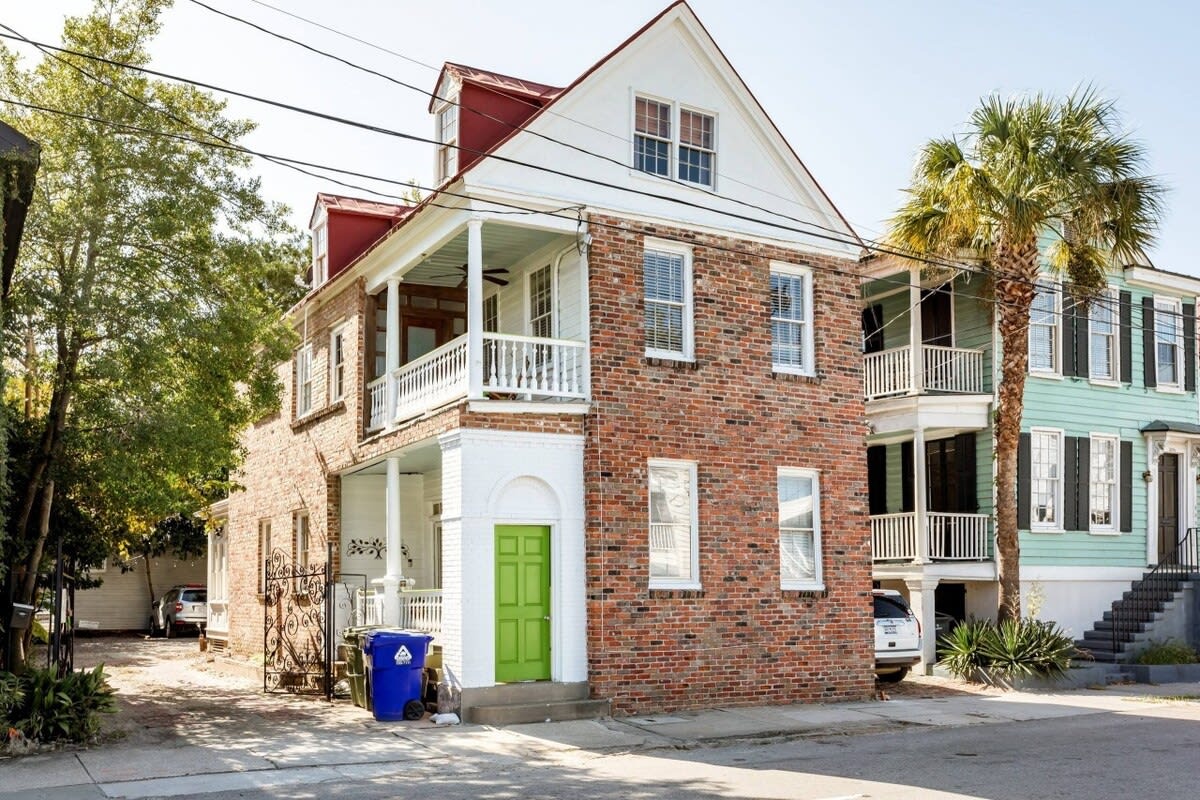 Renovated 1852 single house - A piece of Charleston History