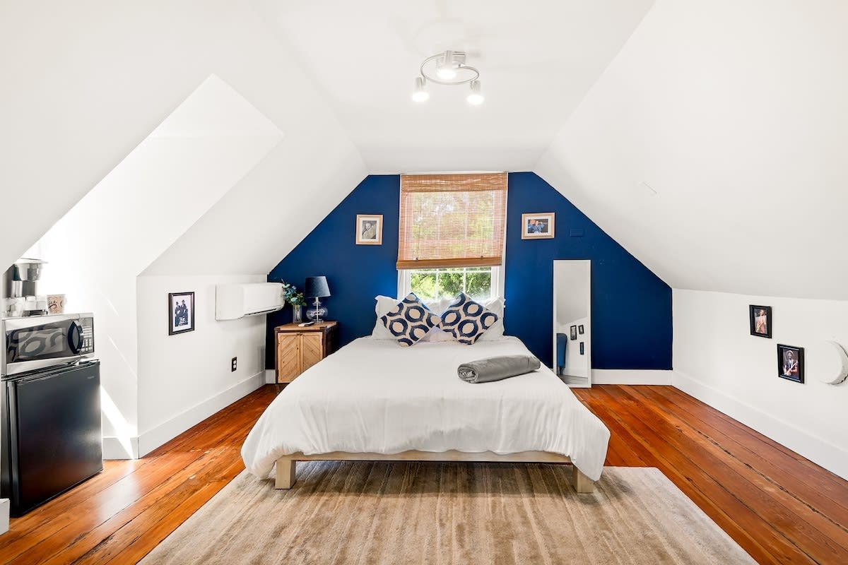 A soulful stay in a beutifully restored 1852 Charleston single house